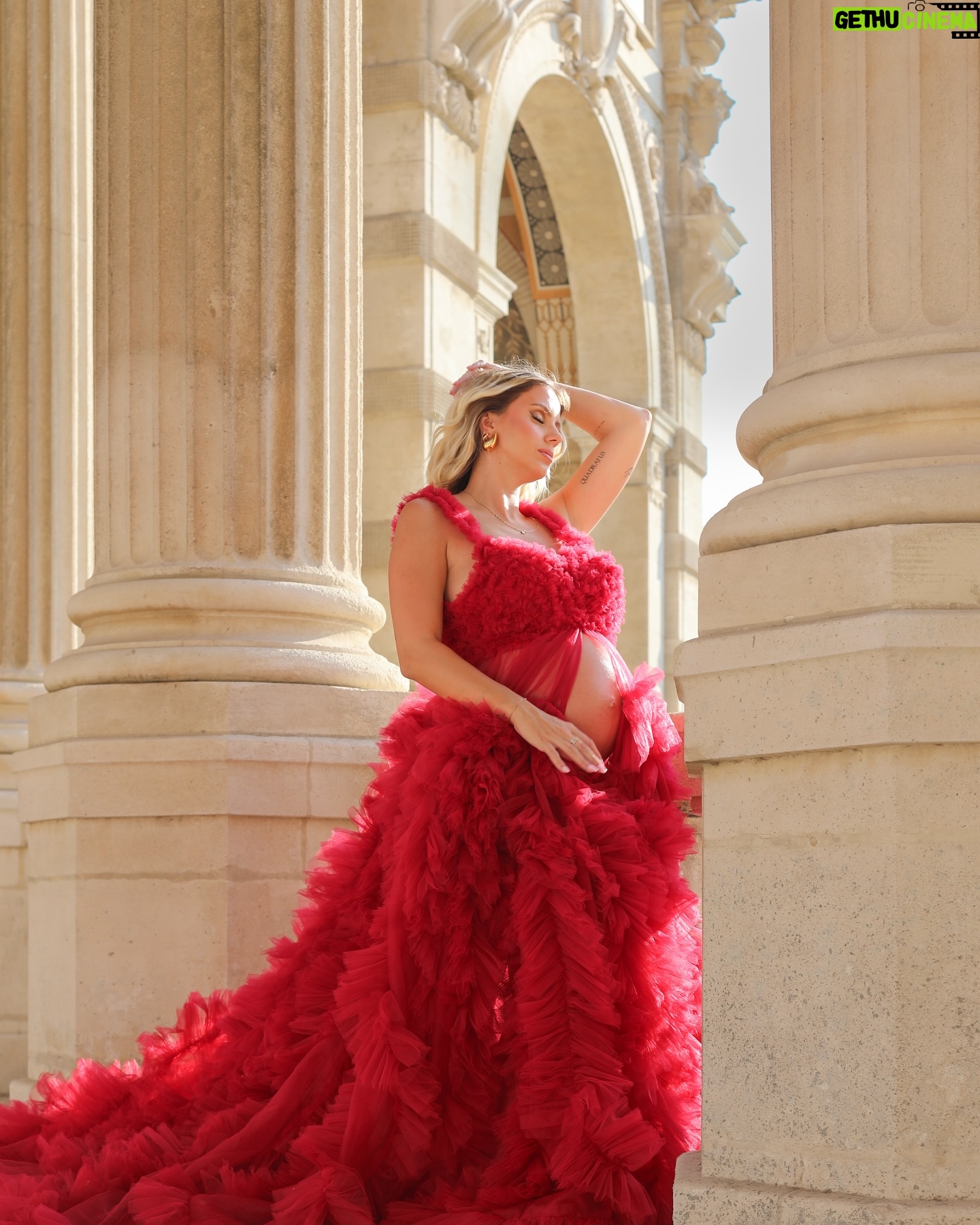 Anaïs Quadratus - 52.6K Likes - Mon fabuleux shooting de princesse avec @flyingdressfrance 🩷
Je n’ai pas réussi à choisir, quelle est votre préférée ? 🥹
💄 : @makeupbynsr.l
#shooting #shootinggrossesse #pregnantstyle #pregnantbelly