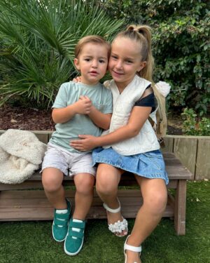 Anaïs Sanson Instagram - C’est le grand jour!!!
Lila rentre en grande section et Loan c’est sa dernière année à la crèche.

Bonne rentrée mes amours 🥹🫶🏻 
Et belle rentrée à vos loulous♥️ça s’est bien passé chez vous?

#family#mum#mumlife#rentrée