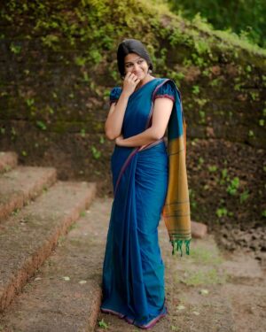 Ananthika Sanilkumar Instagram - New day,new light ✨ 
:
@athul_whiteramp 📸
Saree : @thenmozhidesigns