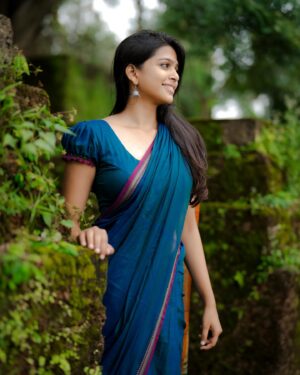 Ananthika Sanilkumar Instagram - New day,new light ✨ 
:
@athul_whiteramp 📸
Saree : @thenmozhidesigns