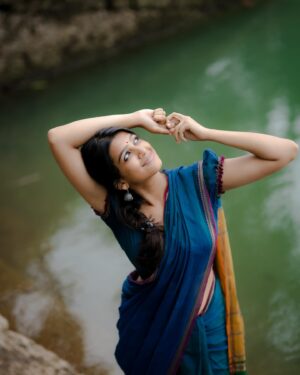 Ananthika Sanilkumar Instagram - New day,new light ✨ 
:
@athul_whiteramp 📸
Saree : @thenmozhidesigns