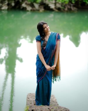 Ananthika Sanilkumar Instagram - New day,new light ✨ 
:
@athul_whiteramp 📸
Saree : @thenmozhidesigns