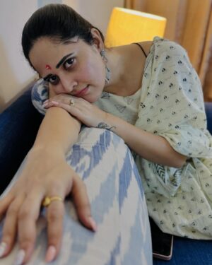 Anasuya Bharadwaj Instagram - నిదురిక రాదు అన్న నిజముని మోసుకుంటు మది నిను చేరుతుంది చిలకా
తనకొక తోడు లాగ వెనకనె సాగుతోంది హృదయము రాసుకున్న లేఖా 🎶🎵