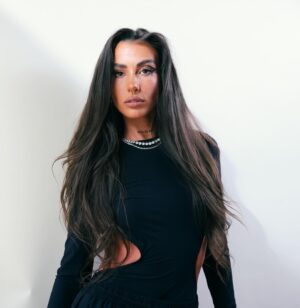 Andi Tóth Instagram - “ Ha valaki kerülőúton akarja végigcsinálni az életet, az örökké a démonjaival fog küzdeni “ in @joyhungary