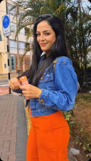 Andrea Luna Instagram - Salir a caminar por el barrio y conectar con la gente que me rodea es una de las cosas que me llena de buena energía. Para estos momentos felices @frugospe es mi complemento preferido 💫

#publicidad #DelValleFrugos
