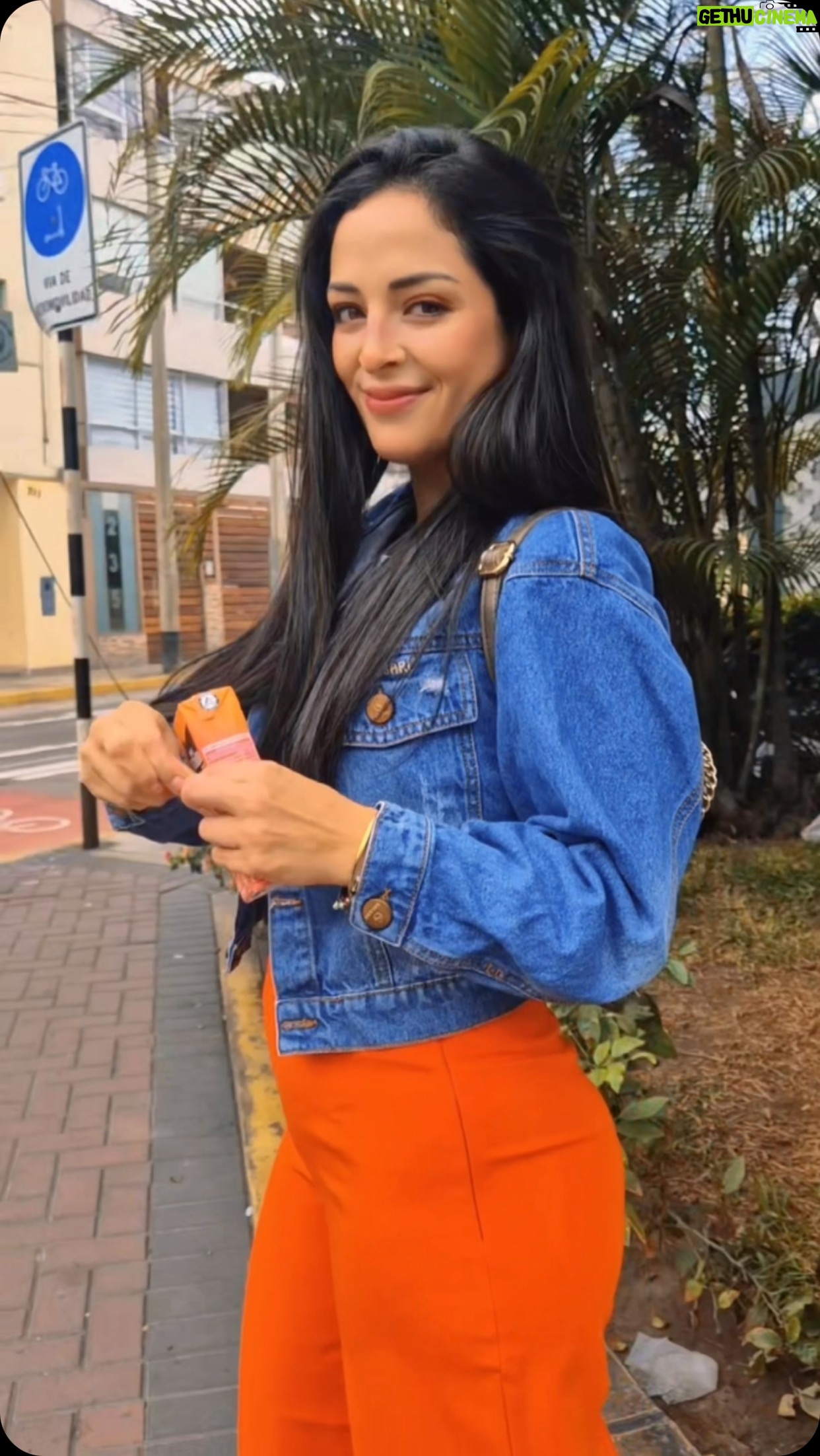 Andrea Luna - 10.1K Likes - Salir a caminar por el barrio y conectar con la gente que me rodea es una de las cosas que me llena de buena energía. Para estos momentos felices @frugospe es mi complemento preferido 💫
#publicidad #DelValleFrugos