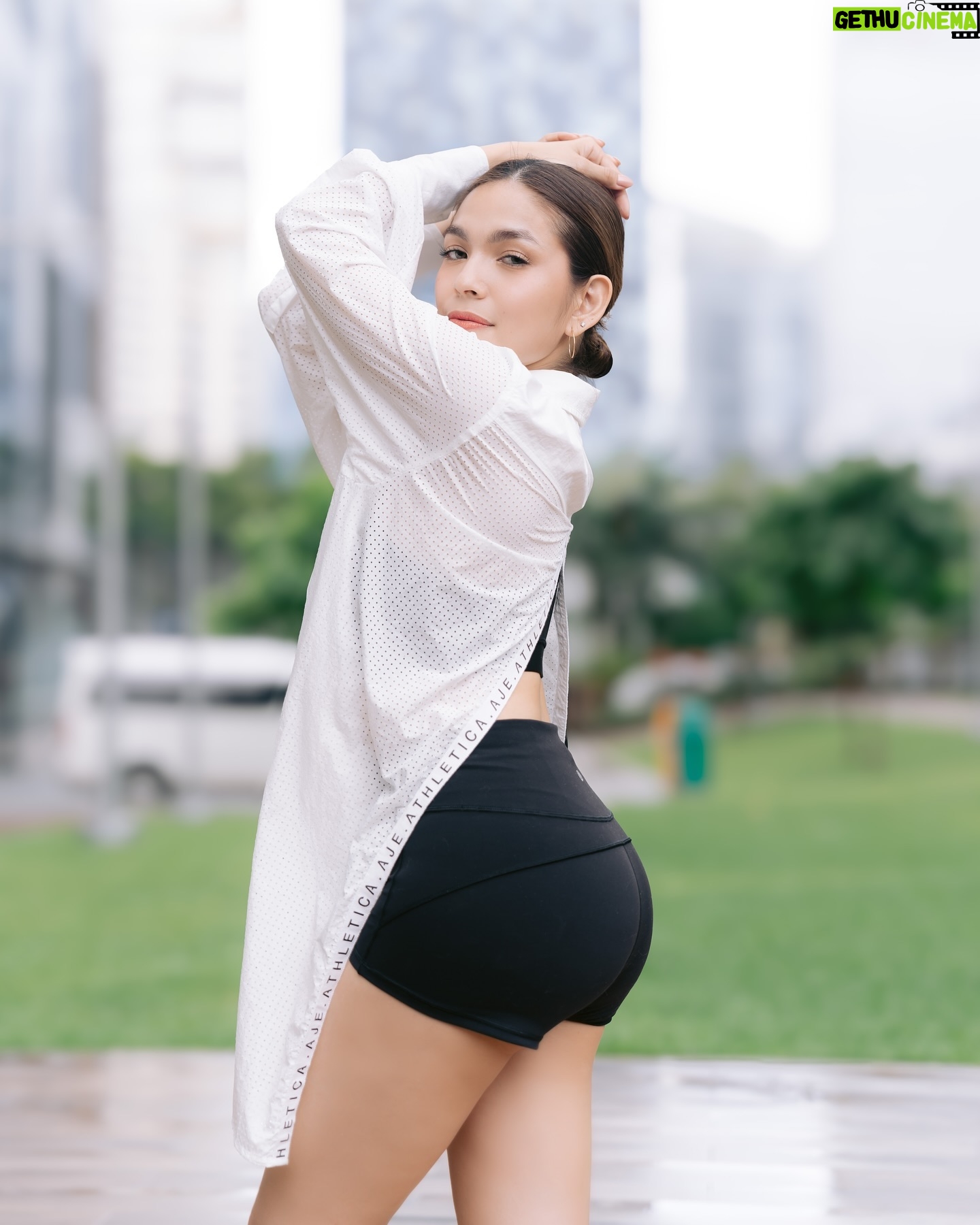 Andrea Torres - 20K Likes - 30°