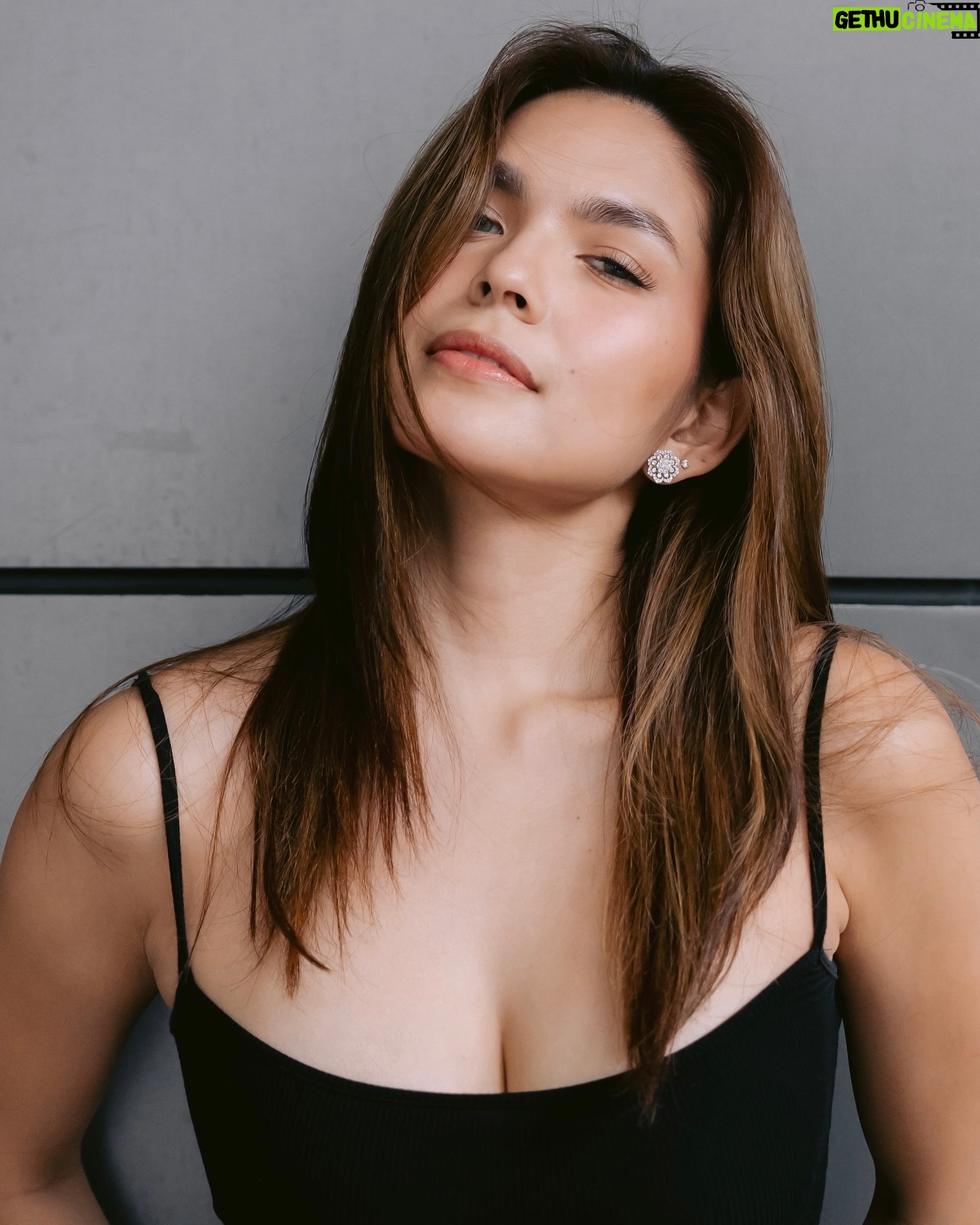 Andrea Torres - 14.2K Likes - & herself