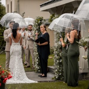 Andréanne Moran Instagram - Le oui le plus facile de ma vie 💍 Je revivrais cette journée encore et encore 👰🏻‍♀️🤵🏻‍♂️

Merci à tous les gens qui ont travaillé avec nous pour rendre cette journée plus que parfaite 🤍

Wedding planner - @agence.elegance 
Arche/fleurs - @fetepouremporter 
Endroit de rêve et surtout équipe de rêve - @chateausaintantoineofficiel