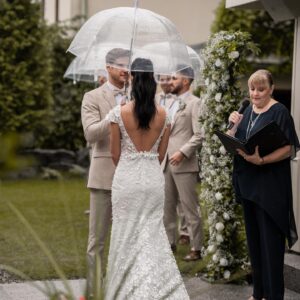 Andréanne Moran Instagram - Le oui le plus facile de ma vie 💍 Je revivrais cette journée encore et encore 👰🏻‍♀️🤵🏻‍♂️

Merci à tous les gens qui ont travaillé avec nous pour rendre cette journée plus que parfaite 🤍

Wedding planner - @agence.elegance 
Arche/fleurs - @fetepouremporter 
Endroit de rêve et surtout équipe de rêve - @chateausaintantoineofficiel