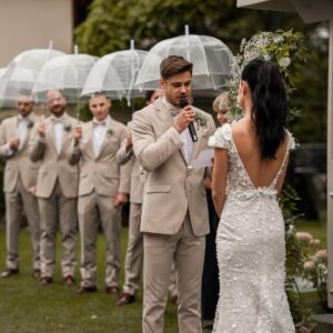 Andréanne Moran Instagram - Le oui le plus facile de ma vie 💍 Je revivrais cette journée encore et encore 👰🏻‍♀️🤵🏻‍♂️

Merci à tous les gens qui ont travaillé avec nous pour rendre cette journée plus que parfaite 🤍

Wedding planner - @agence.elegance 
Arche/fleurs - @fetepouremporter 
Endroit de rêve et surtout équipe de rêve - @chateausaintantoineofficiel