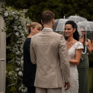 Andréanne Moran Instagram - Le oui le plus facile de ma vie 💍 Je revivrais cette journée encore et encore 👰🏻‍♀️🤵🏻‍♂️

Merci à tous les gens qui ont travaillé avec nous pour rendre cette journée plus que parfaite 🤍

Wedding planner - @agence.elegance 
Arche/fleurs - @fetepouremporter 
Endroit de rêve et surtout équipe de rêve - @chateausaintantoineofficiel