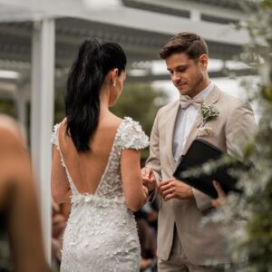 Andréanne Moran Instagram - Le oui le plus facile de ma vie 💍 Je revivrais cette journée encore et encore 👰🏻‍♀️🤵🏻‍♂️

Merci à tous les gens qui ont travaillé avec nous pour rendre cette journée plus que parfaite 🤍

Wedding planner - @agence.elegance 
Arche/fleurs - @fetepouremporter 
Endroit de rêve et surtout équipe de rêve - @chateausaintantoineofficiel