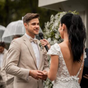 Andréanne Moran Instagram - Le oui le plus facile de ma vie 💍 Je revivrais cette journée encore et encore 👰🏻‍♀️🤵🏻‍♂️

Merci à tous les gens qui ont travaillé avec nous pour rendre cette journée plus que parfaite 🤍

Wedding planner - @agence.elegance 
Arche/fleurs - @fetepouremporter 
Endroit de rêve et surtout équipe de rêve - @chateausaintantoineofficiel