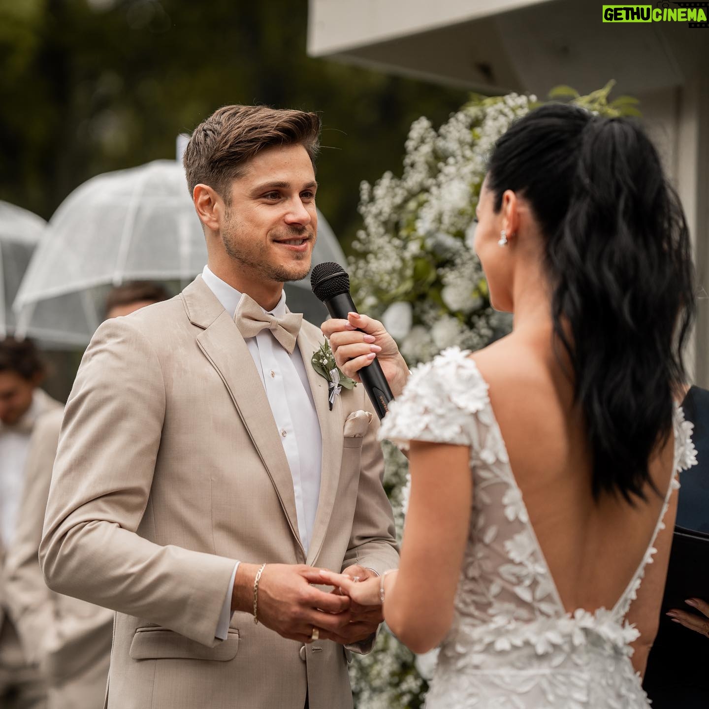 Andréanne Moran - 27.4K Likes - Le oui le plus facile de ma vie 💍 Je revivrais cette journée encore et encore 👰🏻♀️🤵🏻♂️
Merci à tous les gens qui ont travaillé avec nous pour rendre cette journée plus que parfaite 🤍
Wedding planner - @agence.elegance
Arche/fleurs - @fetepouremporter
Endroit de rêve et surtout équipe de rêve - @chateausaintantoineofficiel