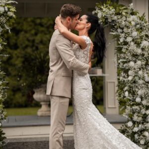 Andréanne Moran Instagram - Le oui le plus facile de ma vie 💍 Je revivrais cette journée encore et encore 👰🏻‍♀️🤵🏻‍♂️

Merci à tous les gens qui ont travaillé avec nous pour rendre cette journée plus que parfaite 🤍

Wedding planner - @agence.elegance 
Arche/fleurs - @fetepouremporter 
Endroit de rêve et surtout équipe de rêve - @chateausaintantoineofficiel