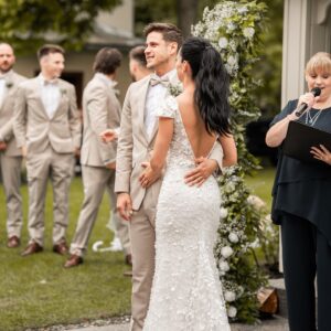 Andréanne Moran Instagram - Le oui le plus facile de ma vie 💍 Je revivrais cette journée encore et encore 👰🏻‍♀️🤵🏻‍♂️

Merci à tous les gens qui ont travaillé avec nous pour rendre cette journée plus que parfaite 🤍

Wedding planner - @agence.elegance 
Arche/fleurs - @fetepouremporter 
Endroit de rêve et surtout équipe de rêve - @chateausaintantoineofficiel
