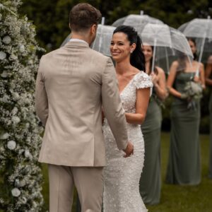 Andréanne Moran Instagram - Le oui le plus facile de ma vie 💍 Je revivrais cette journée encore et encore 👰🏻‍♀️🤵🏻‍♂️

Merci à tous les gens qui ont travaillé avec nous pour rendre cette journée plus que parfaite 🤍

Wedding planner - @agence.elegance 
Arche/fleurs - @fetepouremporter 
Endroit de rêve et surtout équipe de rêve - @chateausaintantoineofficiel