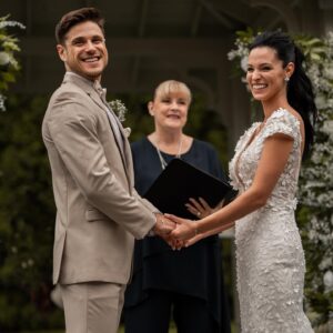 Andréanne Moran Instagram - Le oui le plus facile de ma vie 💍 Je revivrais cette journée encore et encore 👰🏻‍♀️🤵🏻‍♂️

Merci à tous les gens qui ont travaillé avec nous pour rendre cette journée plus que parfaite 🤍

Wedding planner - @agence.elegance 
Arche/fleurs - @fetepouremporter 
Endroit de rêve et surtout équipe de rêve - @chateausaintantoineofficiel