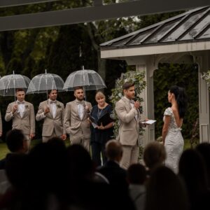 Andréanne Moran Instagram - Le oui le plus facile de ma vie 💍 Je revivrais cette journée encore et encore 👰🏻‍♀️🤵🏻‍♂️

Merci à tous les gens qui ont travaillé avec nous pour rendre cette journée plus que parfaite 🤍

Wedding planner - @agence.elegance 
Arche/fleurs - @fetepouremporter 
Endroit de rêve et surtout équipe de rêve - @chateausaintantoineofficiel