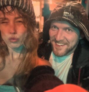Aneta Krejčíková Instagram - Přátelství…

Ocelová křehkost.

Štěstí, které mám.

Bez podmínek, upřímně, v dobrém i ve zlém a hlavně v lásce.. máme flow co nezačíná a nekončí❤️

DĚKUJU!!!!🙏🏻

Vztahy jsou totiž to největší bohatství, které máme. Slýchám to od svýho dědy od dětství a dávám mu za pravdu. Je to totiž skvělá investice🤝