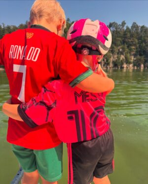 Aneta Krejčíková Instagram - 6 let přesně, co se naplnila moje nejsložitější a zároveň nejpřirozenější role v životě.
Strašně jsem si přála syna, možná i z toho důvodu, že se nám v rodině rodí většinou samý baby.
Taky možná proto, že mám celoživotně neskonalou touhu a nutkání porozumět mužům. S pozice dcery, vnučky, sestřenice, kamarádky, kolegyně, milenky, tajné milenky, partnerky a matky se stále učím, ptž je to opravdu trochu jiný svět. 🛸
A to je pro nás, ženy,  někdy hodně vyčerpávající, ale zároveň nesmírně zajímavé a  když se to vezme za správnej konec, tak především obohacující.
Lásko moje milovaná, přeju si pro Tebe, jako vždycky,  zdraví , štěstí a naše parťáctví navždy.
Děkuju🙏🏻
