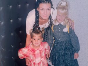 Aneta Krejčíková Instagram - “Vzdělávání mysli bez vzdělávání srdce není žádné vzdělávání.”

Aristotelés 

Učitelé, co s nadšením předávají svoje vědomosti a zkušenosti, vedou lidsky, trpělivě a s pochopením, ještě navíc se správnou morální hodnotou, budoucnost našeho světa, jsou štěstím, které je potřeba střežit a hýčkat🙏🏻

Můžeme studovat sebeprestižnější školu, ale pokud tam nejsou kvalitní lidé, co ji utváří
v bezpečné, motivující a pro mnohé dobrodružné místo, tak je veškerá prestiž jedno. Prestiž jsou lidi.

Na první třídní schůzce po týdnu školy, nám paní učitelka řekla, že nemůže zatím říct, kdo a jak je na co šikovný. Samozřejmě. 
Ale, že už teď ví, že má třídu plnou dobrosrdečných dětí, kteří mají tendenci si navzájem pomáhat. Polil mě krásnej pocit. Jednak, protože to tak je a taky proto, že si toho paní učitelka všímá a je to pro ní evidentně důležité. To mě pro začátek roku zatím utvrdilo, že jsme tu správně. 💙🙏🏻

@meridianprague