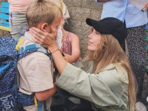 Aneta Krejčíková Instagram - “Vzdělávání mysli bez vzdělávání srdce není žádné vzdělávání.”

Aristotelés 

Učitelé, co s nadšením předávají svoje vědomosti a zkušenosti, vedou lidsky, trpělivě a s pochopením, ještě navíc se správnou morální hodnotou, budoucnost našeho světa, jsou štěstím, které je potřeba střežit a hýčkat🙏🏻

Můžeme studovat sebeprestižnější školu, ale pokud tam nejsou kvalitní lidé, co ji utváří
v bezpečné, motivující a pro mnohé dobrodružné místo, tak je veškerá prestiž jedno. Prestiž jsou lidi.

Na první třídní schůzce po týdnu školy, nám paní učitelka řekla, že nemůže zatím říct, kdo a jak je na co šikovný. Samozřejmě. 
Ale, že už teď ví, že má třídu plnou dobrosrdečných dětí, kteří mají tendenci si navzájem pomáhat. Polil mě krásnej pocit. Jednak, protože to tak je a taky proto, že si toho paní učitelka všímá a je to pro ní evidentně důležité. To mě pro začátek roku zatím utvrdilo, že jsme tu správně. 💙🙏🏻

@meridianprague