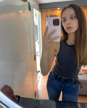 Angela Sarafyan Instagram - 🤳