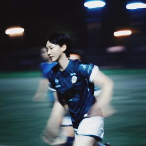 Angela Yuen Instagram - 非常感謝民和公民 @unitedcitizen_wfc 俾我一齊跟隊練波 🙏🏻 
本來好怕會打擾大家既操練，但得到隊員既熱烈歡迎我都感到有點措手不及 😭🥺

放心我不是放棄演員的本業，甚至是因為工作才開始準備的！未能告知是跟什麼有關，但就絕對跟少林女足無關 😂

聰教練話「技術不錯」就真是太厚道
我知自己暫時都未上到台面住！
但就絕對會懷住感恩的心努力練習！