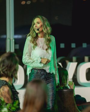 Angélica Castro Instagram - Busca una actividad que te motive, que te desafíe!
Es ahí donde encontramos la oportunidad de aprender y desaprender, de ponernos día a día pequeños objetivos, que juntos generan grandes cambios, avanzando a “nuestro” tiempo y ritmo, mejorando nuestra propia mejor versión sin desenfocarnos mirando hacia al lado, ni escuchando al que no nos aporta algo positivo!!! Es nuestra decisión y elección hacia dónde avanzar o cuando detenernos! Los quiero mucho!! Que actividad te gusta o te gustaría intentar ?