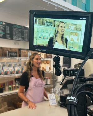 Angélica Castro Instagram - Busca una actividad que te motive, que te desafíe!
Es ahí donde encontramos la oportunidad de aprender y desaprender, de ponernos día a día pequeños objetivos, que juntos generan grandes cambios, avanzando a “nuestro” tiempo y ritmo, mejorando nuestra propia mejor versión sin desenfocarnos mirando hacia al lado, ni escuchando al que no nos aporta algo positivo!!! Es nuestra decisión y elección hacia dónde avanzar o cuando detenernos! Los quiero mucho!! Que actividad te gusta o te gustaría intentar ?