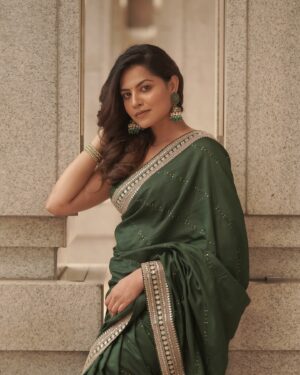 Angelin B Instagram - Queen vibes edition pt.1

Saree and jewellery @anora_artstudio 
Hair @seldonartistry 
📸 @camerasenthil