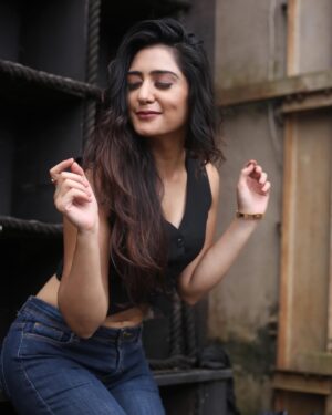 Anjali Tatrari Instagram - Ik Waari Tak Le Mere Valo Hass Ke
Nikki Jihi Pyaar Wali Gall Koi Dass Ke 🖤 

#anjalitatrari