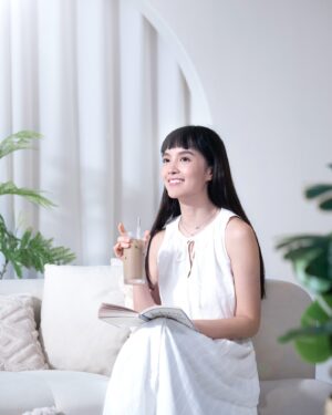 Anjaylia Chan Instagram - 我一直以來追求完美，牙齒美白當然也不例外🦷✨！ 
平日喜歡享受咖啡或者茶，但同時都明白這類飲品容易令牙齒染色。
加上發現自己有敏感牙齒，實在不敢亂用坊間大部分美白牙膏，因為知道為了快速見效，不少牙膏都添加了漂白劑，往往一刷牙就引起敏感牙齒痹痛症狀 。

直至試用全新舒適達 #科研級亮白抗敏牙膏，發現終於有牙膏可以突破敏感牙齒美白界限！

不含化學漂白劑，採用革命性 #拋光技術，成就 #抛光煥白抗敏配方：
✅ 專注抛光打亮牙齒，提升牙齒光滑度 
✅ 7 倍有效去除頑固牙漬*，建立煥白屏障 
✅ 24小時預防牙漬再次形成** 
✅ 同時保護琺瑯質，提供全天候專業抗敏！**

難怪成為 #No1牙醫推薦^品牌！終於有一支抗敏加美白嘅牙膏，抗敏力MAX🛡️！

就算 Keep 住日日用，即使飲凍飲也不再擔心牙齒敏感！
想美白牙齒，同時又想紓緩敏感牙齒？舒適達 #科研級亮白抗敏牙膏 一支滿足兩大願望！

立即前往萬寧、屈臣氏、HKTVmall、PNS網購、UNY/APITA、一田或指定藥房率先體驗！

#舒適達 #科研級亮白抗敏牙膏 #專業抗敏 #亮白 #科研級亮白 #革命性拋光技術 #長效抗敏煥白保護 #亮白抗敏 #突破敏感牙齒美白界限

**每天刷牙兩次。
^Ipsos，牙醫調查報告 (香港)，Oct 2020
*與普通含氟牙膏比較，每天刷牙兩次，連續8星期使用。Haleon data on file, 2023