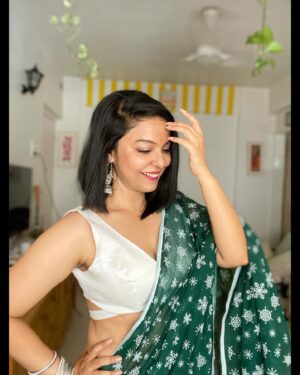 Ankita Shrivastav Instagram - Very Mindfully Demure 🙈💚

Saree❤️ - @suta_bombay