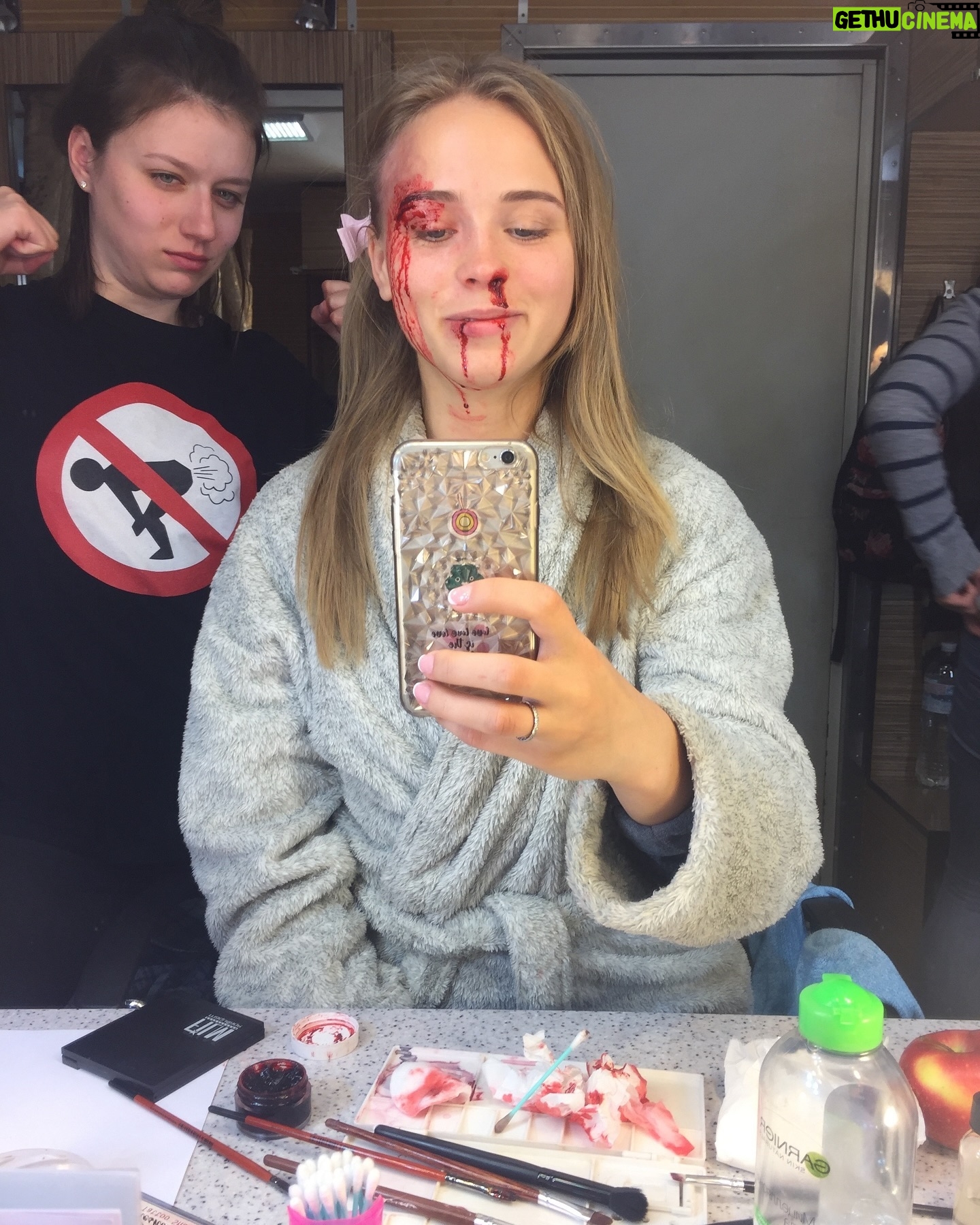 Anna Koshmal - 37K Likes - З Днем Українського Кіно 🎥
Памʼятаю як мені цікаво було опинитись знову на знімальному майданчику після початку повномасштабного. Цікаво, тому що в той періоді я повністю обнулилась в своїх ілюзіях та баченні себе в проф житті.
І от коли я приїхала на свій перший знімальний день в 2022 році, я не відчула ніяких потужних емоцій…
звісно в звʼязку з емоційним вигоранням в тому важкому для нас всіх році.
Але я відкрила для себе, що це найприродніше моє середовище існування. Я стільки років жила на знімальних майданчиках, не бачила друзів, родичів. Я і заміж вийшла тільки тому, що зустріла чоловіка на одному з проєктів)
В той день я зайшла в кадр, наче не було ніякої проф перерви, нічого не змінилось… навіть хвилювання не було.
Найдивніше, що перший знімальний був багато років для мене досить хвилюючим. А цього разу він був контрастним. Бо в той день я відчула неймовірний спокій. Наче разом з моєю роботою до мене повернулось мирне життя. Я відчула себе вдома… ❤️🩹 наче нарешті трохи видихнула, заспокоїлась
Це було дуже цілющим відчуттям для мене.
Я люблю нашу українську кіноспільноту за те, що це найвищий рівень кризового менеджменту😅 це люди, які звикли втілювати неможливе)) це мільйон смішних історій і теплих зустрічей!
Я вклоняюся усім Героям, які розвивали українське кіно, але віддали своє життя за нашу свободу та незалежність. Ці люди назавжди в моєму серці!
Я бажаю сьогодні всім дотичним натхнення, наполегливості та процвітання! ❤️
Із святом, рідні ✨