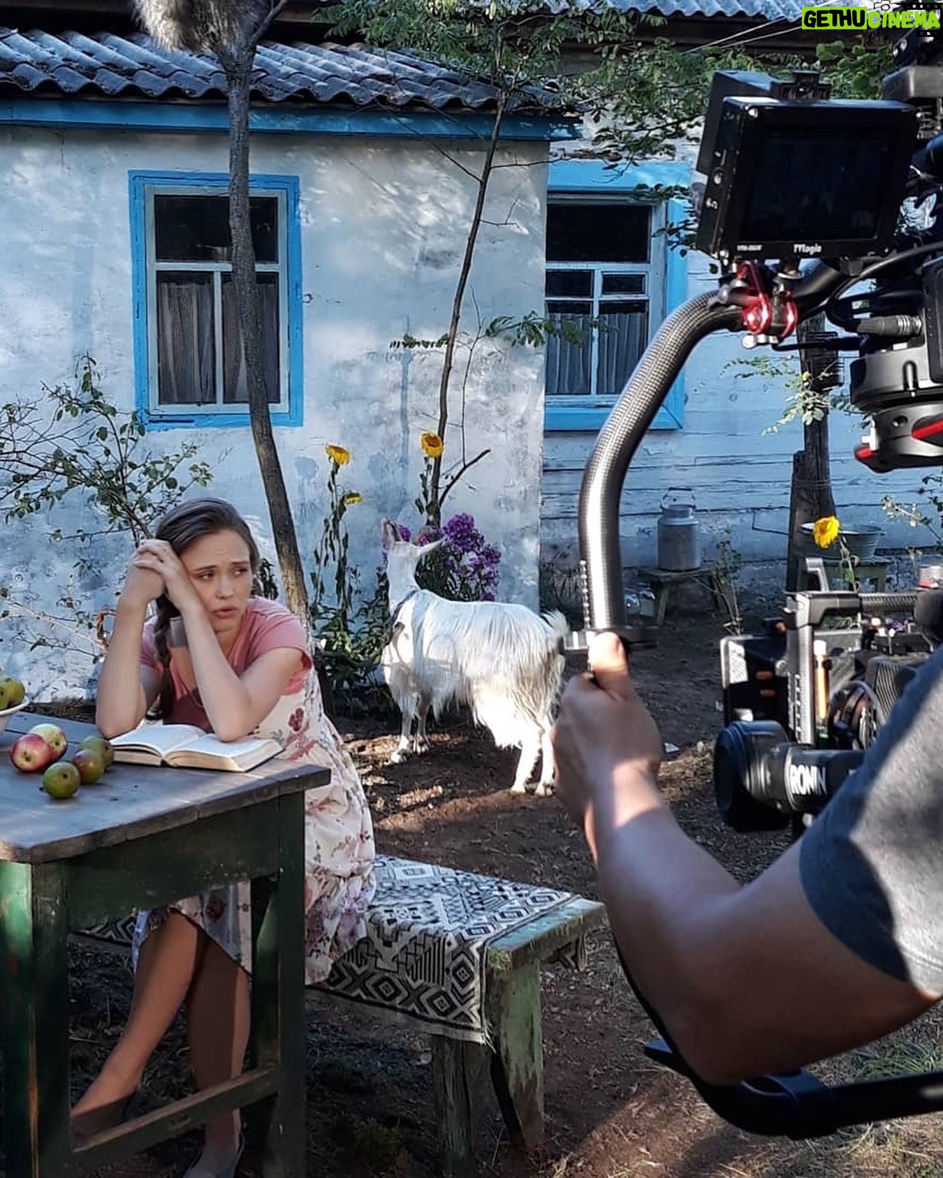 Anna Koshmal - 37K Likes - З Днем Українського Кіно 🎥
Памʼятаю як мені цікаво було опинитись знову на знімальному майданчику після початку повномасштабного. Цікаво, тому що в той періоді я повністю обнулилась в своїх ілюзіях та баченні себе в проф житті.
І от коли я приїхала на свій перший знімальний день в 2022 році, я не відчула ніяких потужних емоцій…
звісно в звʼязку з емоційним вигоранням в тому важкому для нас всіх році.
Але я відкрила для себе, що це найприродніше моє середовище існування. Я стільки років жила на знімальних майданчиках, не бачила друзів, родичів. Я і заміж вийшла тільки тому, що зустріла чоловіка на одному з проєктів)
В той день я зайшла в кадр, наче не було ніякої проф перерви, нічого не змінилось… навіть хвилювання не було.
Найдивніше, що перший знімальний був багато років для мене досить хвилюючим. А цього разу він був контрастним. Бо в той день я відчула неймовірний спокій. Наче разом з моєю роботою до мене повернулось мирне життя. Я відчула себе вдома… ❤️🩹 наче нарешті трохи видихнула, заспокоїлась
Це було дуже цілющим відчуттям для мене.
Я люблю нашу українську кіноспільноту за те, що це найвищий рівень кризового менеджменту😅 це люди, які звикли втілювати неможливе)) це мільйон смішних історій і теплих зустрічей!
Я вклоняюся усім Героям, які розвивали українське кіно, але віддали своє життя за нашу свободу та незалежність. Ці люди назавжди в моєму серці!
Я бажаю сьогодні всім дотичним натхнення, наполегливості та процвітання! ❤️
Із святом, рідні ✨