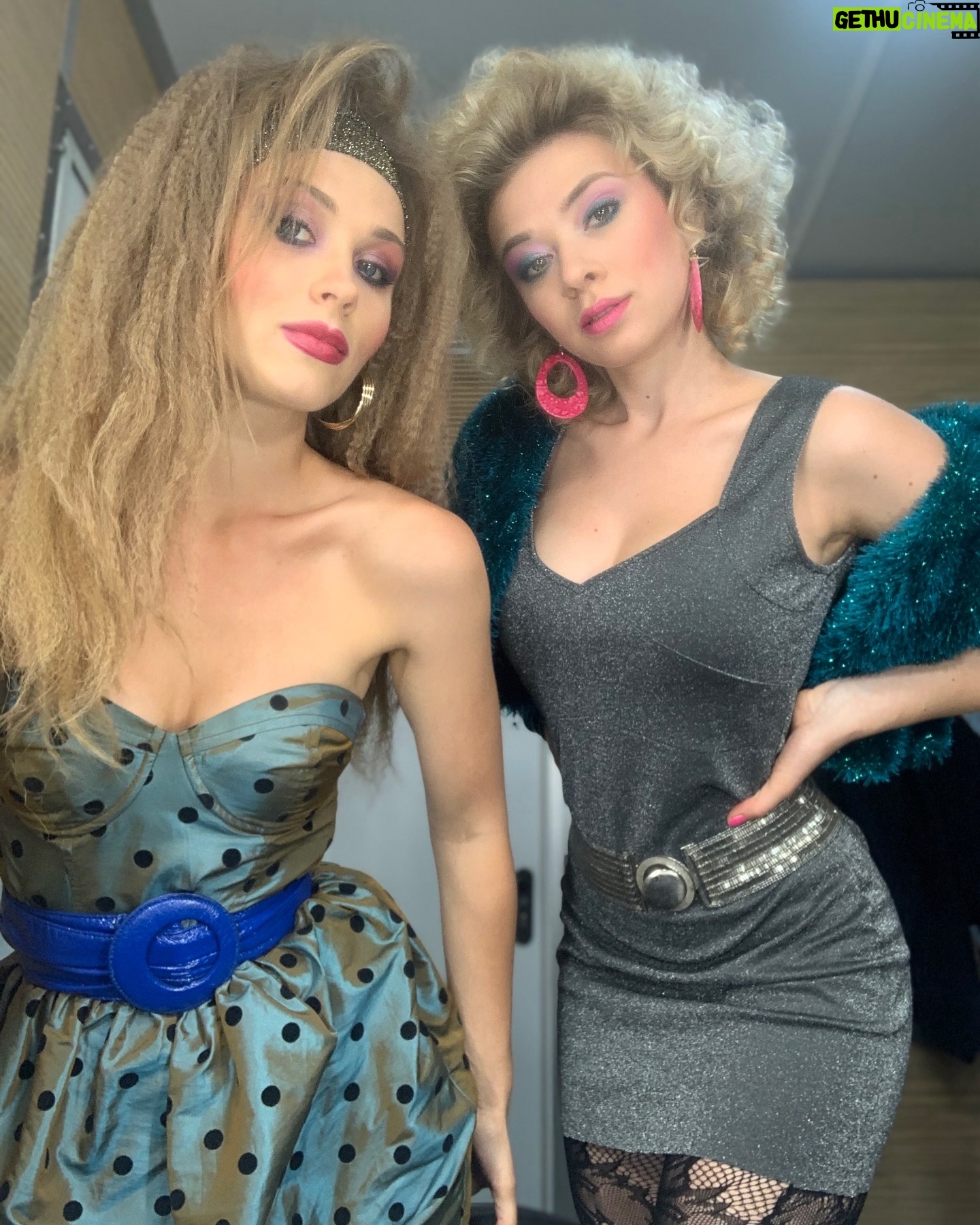 Anna Koshmal - 37K Likes - З Днем Українського Кіно 🎥
Памʼятаю як мені цікаво було опинитись знову на знімальному майданчику після початку повномасштабного. Цікаво, тому що в той періоді я повністю обнулилась в своїх ілюзіях та баченні себе в проф житті.
І от коли я приїхала на свій перший знімальний день в 2022 році, я не відчула ніяких потужних емоцій…
звісно в звʼязку з емоційним вигоранням в тому важкому для нас всіх році.
Але я відкрила для себе, що це найприродніше моє середовище існування. Я стільки років жила на знімальних майданчиках, не бачила друзів, родичів. Я і заміж вийшла тільки тому, що зустріла чоловіка на одному з проєктів)
В той день я зайшла в кадр, наче не було ніякої проф перерви, нічого не змінилось… навіть хвилювання не було.
Найдивніше, що перший знімальний був багато років для мене досить хвилюючим. А цього разу він був контрастним. Бо в той день я відчула неймовірний спокій. Наче разом з моєю роботою до мене повернулось мирне життя. Я відчула себе вдома… ❤️🩹 наче нарешті трохи видихнула, заспокоїлась
Це було дуже цілющим відчуттям для мене.
Я люблю нашу українську кіноспільноту за те, що це найвищий рівень кризового менеджменту😅 це люди, які звикли втілювати неможливе)) це мільйон смішних історій і теплих зустрічей!
Я вклоняюся усім Героям, які розвивали українське кіно, але віддали своє життя за нашу свободу та незалежність. Ці люди назавжди в моєму серці!
Я бажаю сьогодні всім дотичним натхнення, наполегливості та процвітання! ❤️
Із святом, рідні ✨