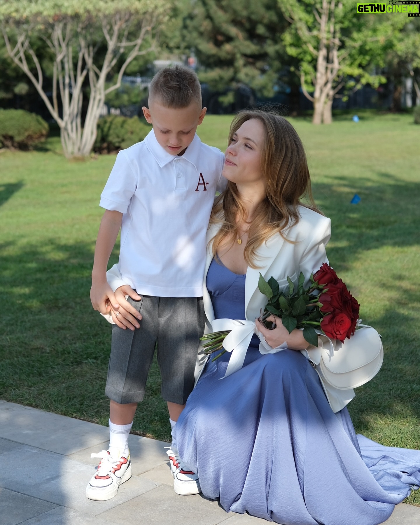 Anna Koshmal - 78.5K Likes - Який щемливий день 🥹
Яка велика радість! Наш перший клас!
І хоч всі сьогодні не спали, нічний обстріл не зміг зіпсувати цю важливу подію⭐️
Як швидко ростуть діти, як хочеться дати їм якомога більше любові та можливостей в житті. Як хочеться, щоб наші діти жили у мирній та вільній Україні!
Я дякую всім захисникам, завдяки яким наші діти продовжують навчатися у рідній країні на рідній землі і рідною мовою 🇺🇦❤️🩹
Мене переповнює любов та вдячність сьогодні🙏🏼
Вітаю усіх з новим навчальним роком! Нових успіхів! Нових досягнень! Нових підкорених вершин!
В кінці каруселі і мої фото з першого та другого класів. Через 24 роки вона опинилась тут. Життя таке різне та бурхливе, але найважливіше, що швидкоплинне. Так хочеться все встигнути, так хочеться жити на повні груди. Нехай любов обʼєднує нас і наповнює наше буття важливими сенсами✨