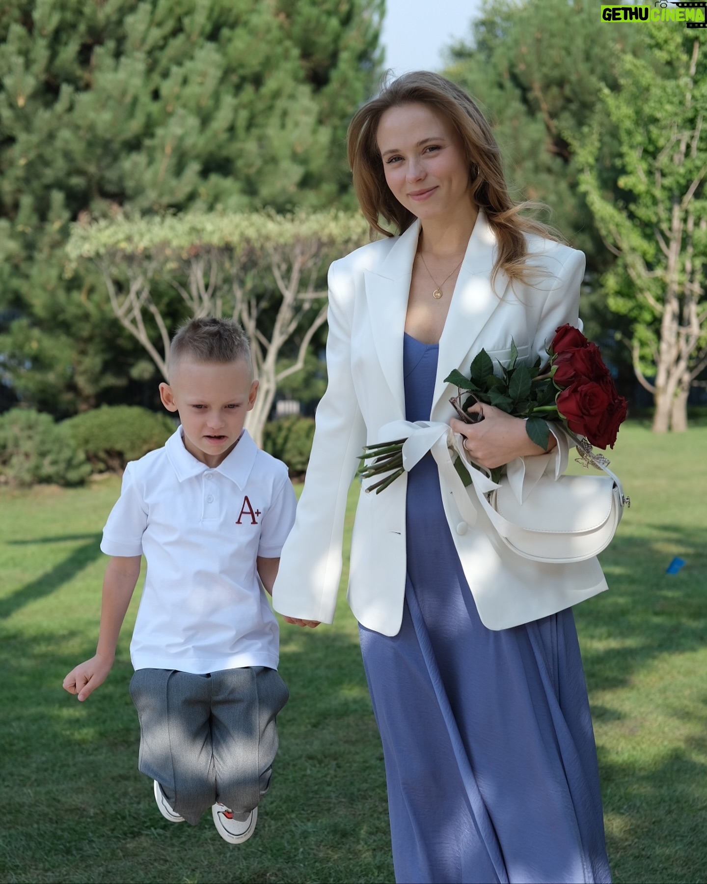 Anna Koshmal - 78.5K Likes - Який щемливий день 🥹
Яка велика радість! Наш перший клас!
І хоч всі сьогодні не спали, нічний обстріл не зміг зіпсувати цю важливу подію⭐️
Як швидко ростуть діти, як хочеться дати їм якомога більше любові та можливостей в житті. Як хочеться, щоб наші діти жили у мирній та вільній Україні!
Я дякую всім захисникам, завдяки яким наші діти продовжують навчатися у рідній країні на рідній землі і рідною мовою 🇺🇦❤️🩹
Мене переповнює любов та вдячність сьогодні🙏🏼
Вітаю усіх з новим навчальним роком! Нових успіхів! Нових досягнень! Нових підкорених вершин!
В кінці каруселі і мої фото з першого та другого класів. Через 24 роки вона опинилась тут. Життя таке різне та бурхливе, але найважливіше, що швидкоплинне. Так хочеться все встигнути, так хочеться жити на повні груди. Нехай любов обʼєднує нас і наповнює наше буття важливими сенсами✨
