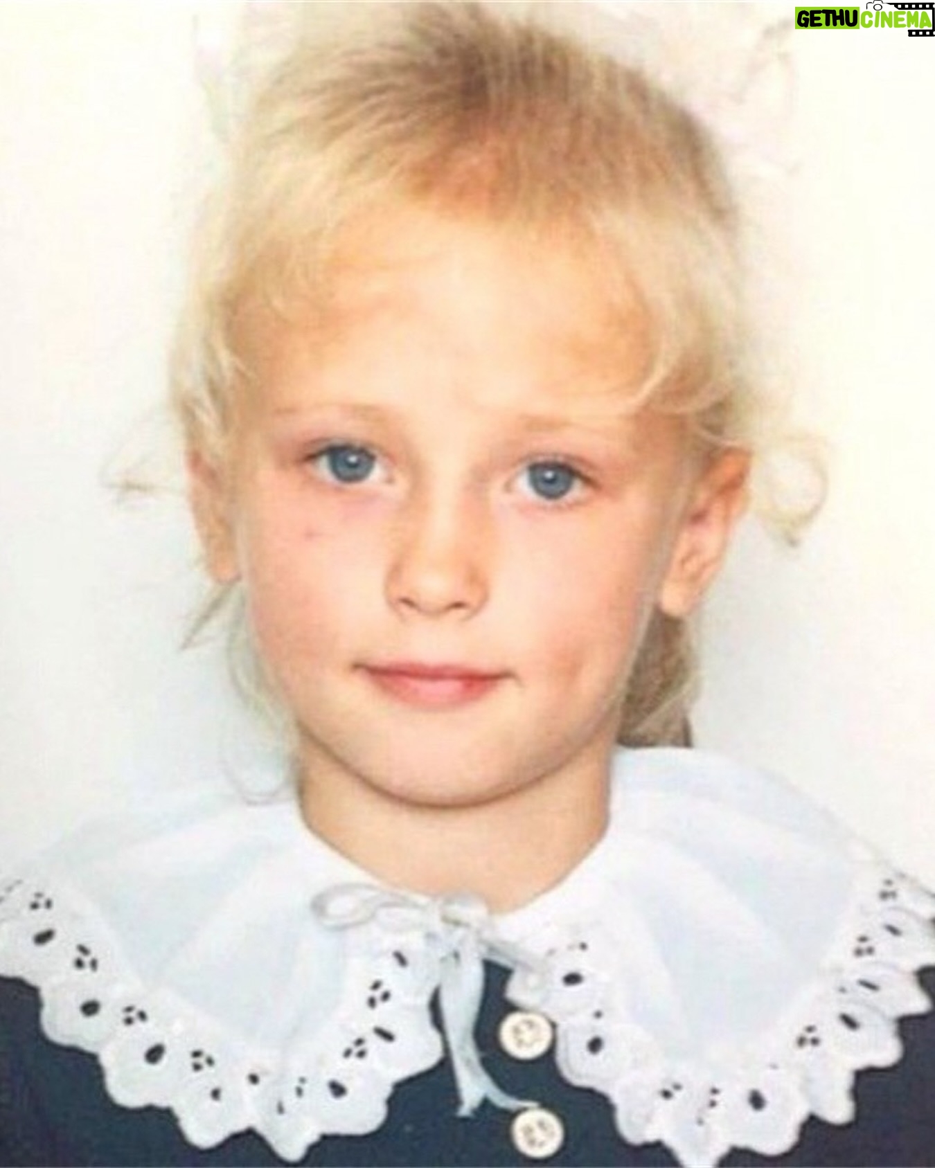 Anna Koshmal - 78.5K Likes - Який щемливий день 🥹
Яка велика радість! Наш перший клас!
І хоч всі сьогодні не спали, нічний обстріл не зміг зіпсувати цю важливу подію⭐️
Як швидко ростуть діти, як хочеться дати їм якомога більше любові та можливостей в житті. Як хочеться, щоб наші діти жили у мирній та вільній Україні!
Я дякую всім захисникам, завдяки яким наші діти продовжують навчатися у рідній країні на рідній землі і рідною мовою 🇺🇦❤️🩹
Мене переповнює любов та вдячність сьогодні🙏🏼
Вітаю усіх з новим навчальним роком! Нових успіхів! Нових досягнень! Нових підкорених вершин!
В кінці каруселі і мої фото з першого та другого класів. Через 24 роки вона опинилась тут. Життя таке різне та бурхливе, але найважливіше, що швидкоплинне. Так хочеться все встигнути, так хочеться жити на повні груди. Нехай любов обʼєднує нас і наповнює наше буття важливими сенсами✨