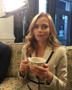 Anna Koshmal Instagram - З Днем Українського Кіно 🎥 

Памʼятаю як мені цікаво було опинитись знову на знімальному майданчику після початку повномасштабного. Цікаво, тому що в той періоді я повністю обнулилась в своїх ілюзіях та баченні себе в проф житті. 

І от коли я приїхала на свій перший знімальний день в 2022 році, я не відчула ніяких потужних емоцій… 
звісно в звʼязку з емоційним вигоранням в тому важкому для нас всіх році. 
Але я відкрила для себе, що це найприродніше моє середовище існування. Я стільки років жила на знімальних майданчиках, не бачила друзів, родичів. Я і заміж вийшла тільки тому, що зустріла чоловіка на одному з проєктів)

В той день я зайшла в кадр, наче не було ніякої проф перерви, нічого не змінилось… навіть хвилювання не було. 

Найдивніше, що перший знімальний був багато років для мене досить хвилюючим. А цього разу він був контрастним. Бо в той день я відчула неймовірний спокій. Наче разом з моєю роботою до мене повернулось мирне життя. Я відчула себе вдома… ❤️‍🩹 наче нарешті трохи видихнула, заспокоїлась
Це було дуже цілющим відчуттям для мене. 

Я люблю нашу українську кіноспільноту за те, що це найвищий рівень кризового менеджменту😅 це люди, які звикли втілювати неможливе)) це мільйон смішних історій і теплих зустрічей! 

Я вклоняюся усім Героям, які розвивали українське кіно, але віддали своє життя за нашу свободу та незалежність. Ці люди назавжди в моєму серці!

Я бажаю сьогодні всім дотичним натхнення, наполегливості та процвітання! ❤️

Із святом, рідні ✨