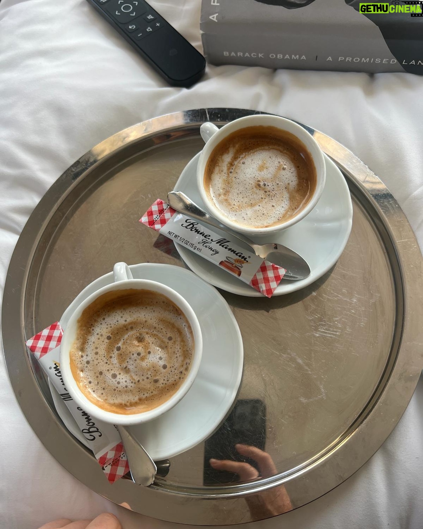 Anne Hathaway - 4 Million Likes - 🍒☕️🍉☀️🚤🏖️