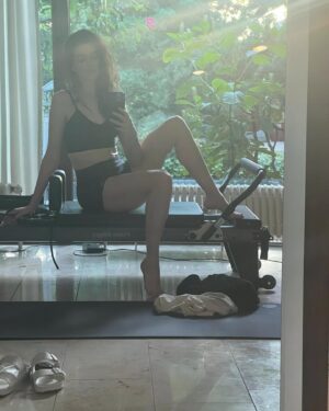 Anne Hathaway Instagram - 🍒☕️🍉☀️🚤🏖️