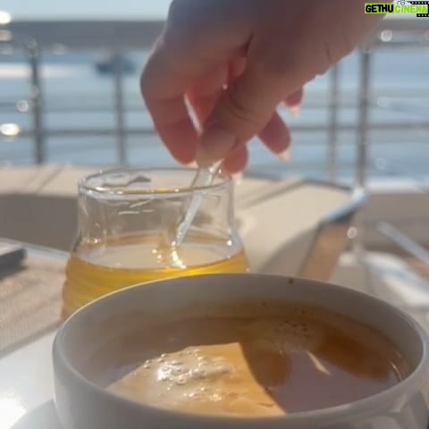 Anne Hathaway - 4 Million Likes - 🍒☕️🍉☀️🚤🏖️