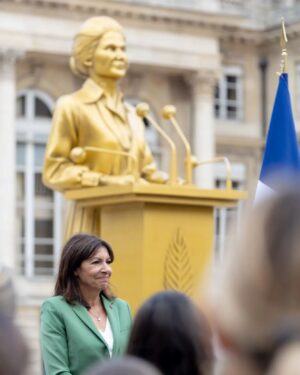 Anne Hidalgo Instagram - Simone Veil, Gisèle Halimi, Olympe de Gouges, Louise Michel, Simone de Beauvoir, Jeanne Barret, Christine de Pizan, Alice Guy, Alice Milliat, Paulette Nardal.
 
Longtemps oubliées, l’histoire de ces femmes a été minimisée, leurs parcours cachés, leurs découvertes volées. Il était temps qu’un hommage leur soit rendu.
 
Grace à @thoma.jolly et son exceptionnelle cérémonie d’ouverture des Jeux Olympiques, des milliards de personnes ont pu découvrir les portraits de ces femmes inspirantes et courageuses.
 
Liées à l’histoire de Paris, je suis heureuse que ces statues soient aujourd’hui exposées à l’Assemblée Nationale et demain dans le quartier de la Chapelle.
 
Qu’elles puissent toujours nous rappeler l’héritage féministe des Jeux Olympiques et Paralympiques.

Merci à @yael.braunpivet pour cette initiative qui permettra au plus grand nombre de découvrir ou redécouvrir ces statues qui continuent de nous inspirer.

📷 @josephinebrueder