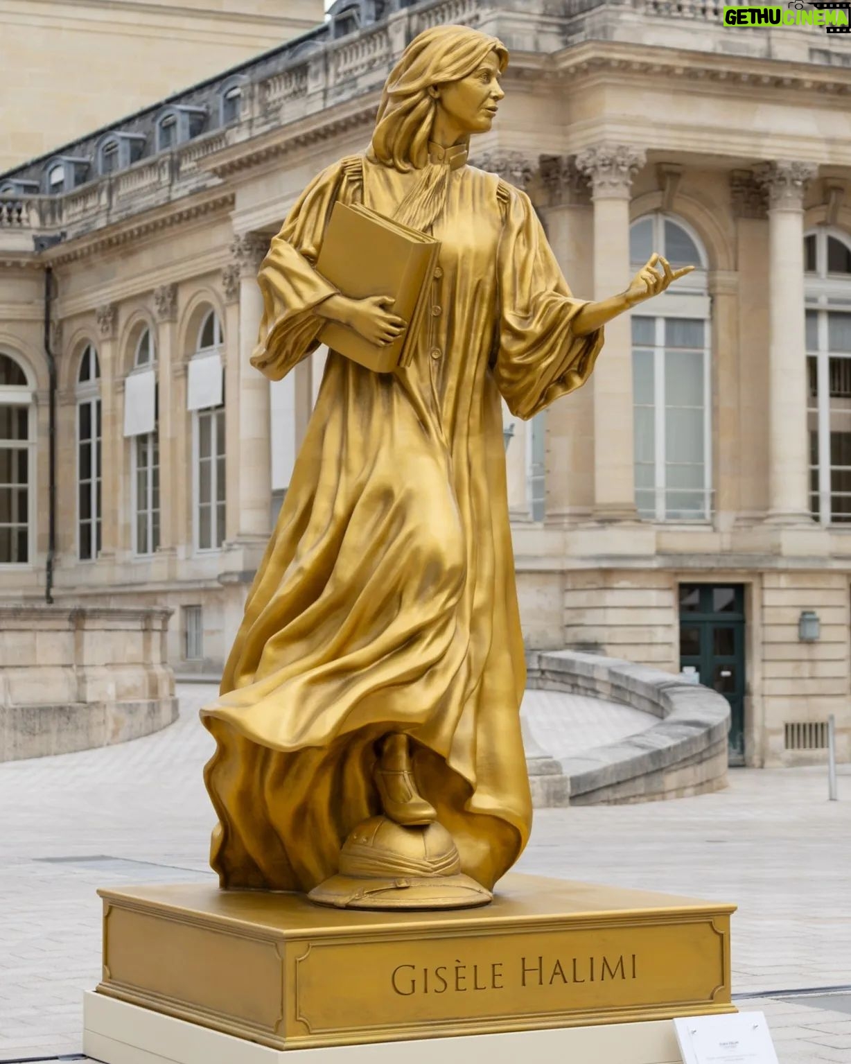 Anne Hidalgo - 4.4K Likes - Simone Veil, Gisèle Halimi, Olympe de Gouges, Louise Michel, Simone de Beauvoir, Jeanne Barret, Christine de Pizan, Alice Guy, Alice Milliat, Paulette Nardal.
Longtemps oubliées, l’histoire de ces femmes a été minimisée, leurs parcours cachés, leurs découvertes volées. Il était temps qu’un hommage leur soit rendu.
Grace à @thoma.jolly et son exceptionnelle cérémonie d’ouverture des Jeux Olympiques, des milliards de personnes ont pu découvrir les portraits de ces femmes inspirantes et courageuses.
Liées à l’histoire de Paris, je suis heureuse que ces statues soient aujourd’hui exposées à l’Assemblée Nationale et demain dans le quartier de la Chapelle.
Qu’elles puissent toujours nous rappeler l’héritage féministe des Jeux Olympiques et Paralympiques.
Merci à @yael.braunpivet pour cette initiative qui permettra au plus grand nombre de découvrir ou redécouvrir ces statues qui continuent de nous inspirer.
📷 @josephinebrueder
