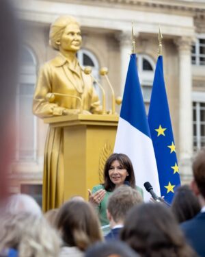 Anne Hidalgo Instagram - Simone Veil, Gisèle Halimi, Olympe de Gouges, Louise Michel, Simone de Beauvoir, Jeanne Barret, Christine de Pizan, Alice Guy, Alice Milliat, Paulette Nardal.
 
Longtemps oubliées, l’histoire de ces femmes a été minimisée, leurs parcours cachés, leurs découvertes volées. Il était temps qu’un hommage leur soit rendu.
 
Grace à @thoma.jolly et son exceptionnelle cérémonie d’ouverture des Jeux Olympiques, des milliards de personnes ont pu découvrir les portraits de ces femmes inspirantes et courageuses.
 
Liées à l’histoire de Paris, je suis heureuse que ces statues soient aujourd’hui exposées à l’Assemblée Nationale et demain dans le quartier de la Chapelle.
 
Qu’elles puissent toujours nous rappeler l’héritage féministe des Jeux Olympiques et Paralympiques.

Merci à @yael.braunpivet pour cette initiative qui permettra au plus grand nombre de découvrir ou redécouvrir ces statues qui continuent de nous inspirer.

📷 @josephinebrueder