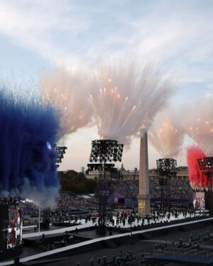 Anne Hidalgo Instagram - Un moment suspendu dans le temps ! Tout Paris a vibré durant cette exceptionnelle soirée. Un très grand bravo à Alexander Ekman, Thomas Jolly et tous les artistes pour cette performance hors norme pour la première cérémonie d'ouverture des Jeux Paralympiques de l'histoire de notre ville ! Ils ont fait la démonstration magnifique de notre diversité et de nos singularités. Ce soir la frontière avec les personnes en situation de handicap s’est effacée. 

Aux para-athlètes désormais de nous faire vibrer par leurs exploits !

📷 
2. @paralympics 
3. @lequipe 
4. 5. 6. 7. @paris2024